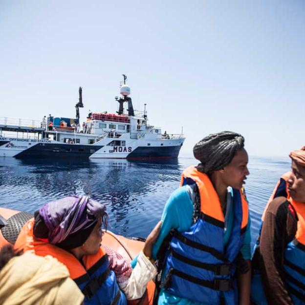 Gerettet: Flüchtlinge kurz vor ihrer Aufnahme an Bord der Phoenix