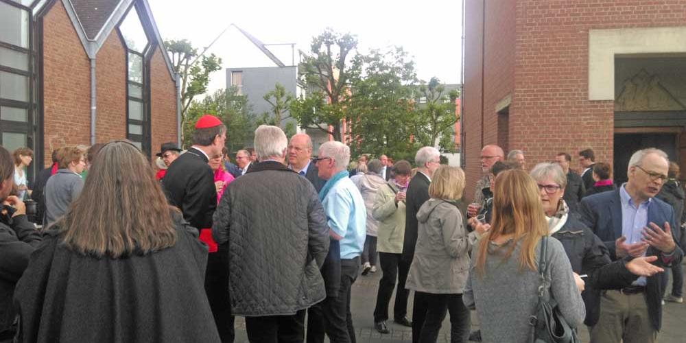 Kardinal Woelki beim Solidaritätsmahl inmitten der Gemeindemitglieder