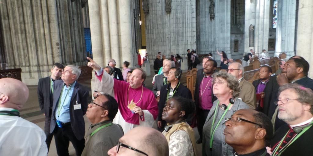 Monsignore Kleine mit der Delegation aus Übersee bei einer Führung durch den Kölner Dom