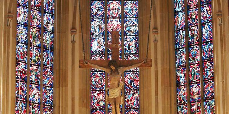 Das monumentale Kruzifix ist in die Siegburger Abteikirche zurückgekehrt