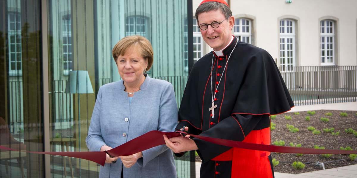 Angela Merkel und Rainer Woelki durchschneiden das Band zur Eröffnung des KSI