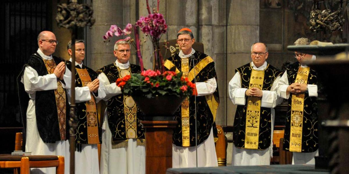 Trauergottesdienst für Kardinal Meisner am Abend seines Todestages im Kölner Dom.