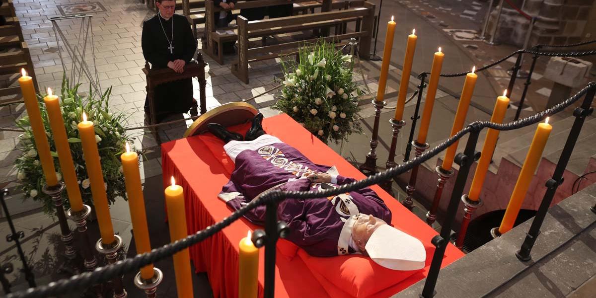 Kardinal Woelki betet für den aufgebahrten Verstorbenen Joachim Kardinal Meisner.