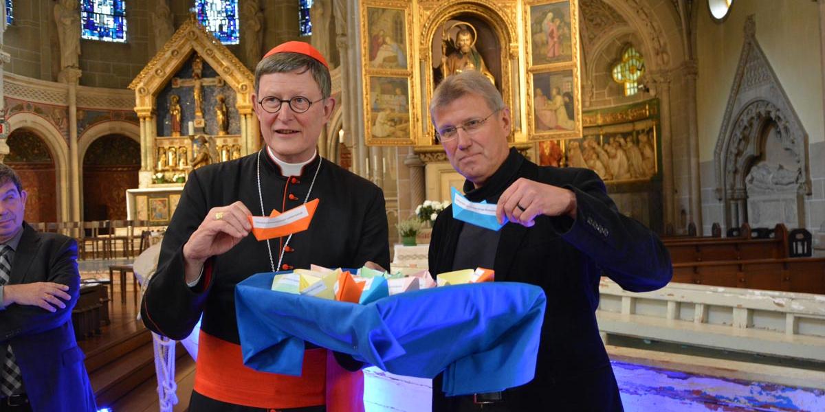 Kardinal Woelki übergibt Papierboote mit Forderungen an Dr. Bröckelmann Simon von MISEREOR