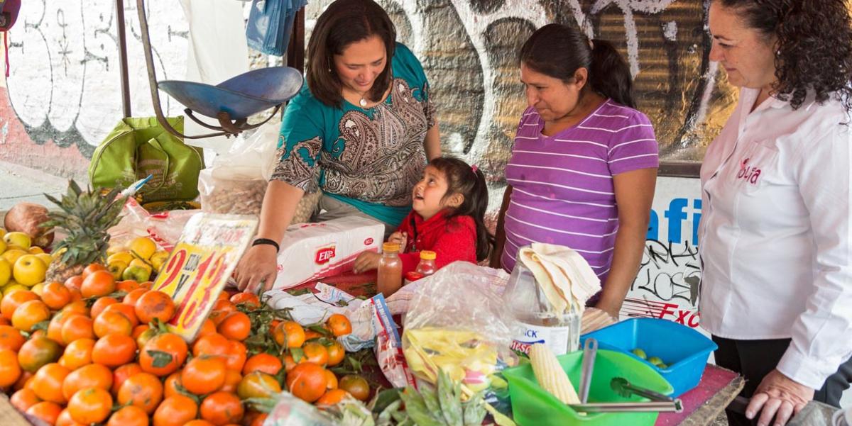 Zwischen Windeln und Projektanträgen: Indira Berrotarán (links) ist die gute Seele des Projekts Yolia in Mexiko-Stadt. Sie betreut in einem Problemviertel eine Kinderkrippe mit 60 Ein-bis Sechsjährigen aus Problemfamilien.