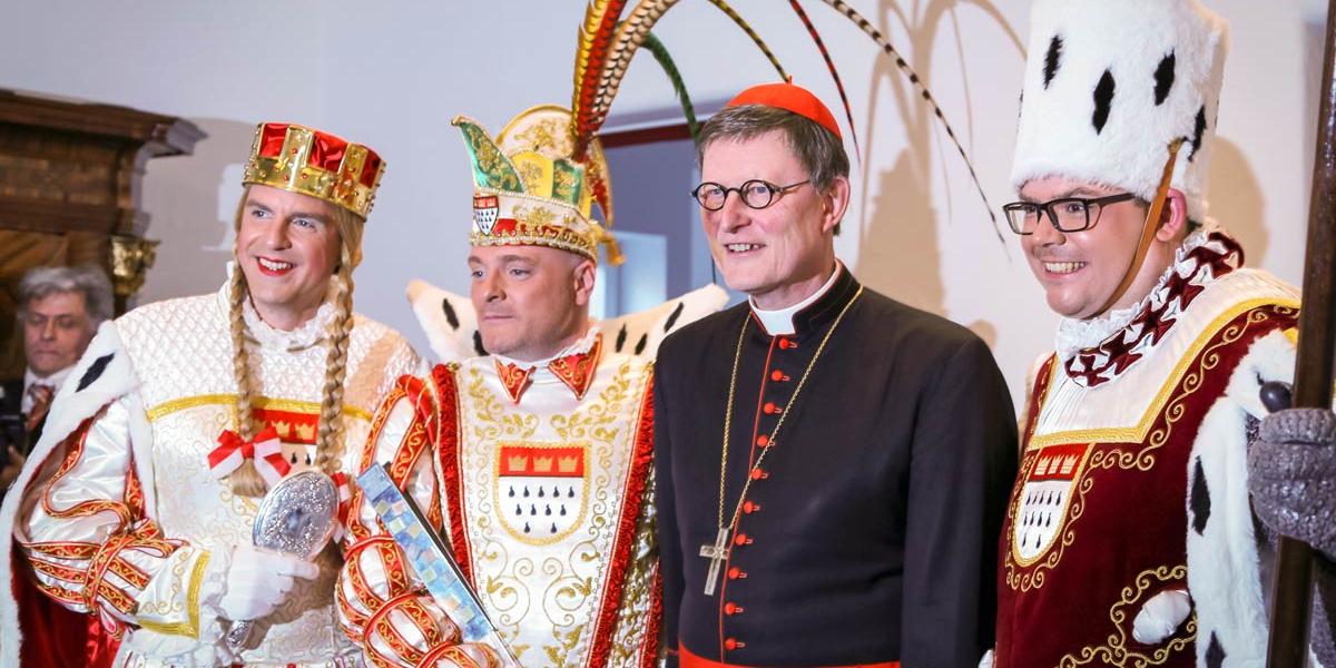 19. Januar: Das Kölner Dreigestirn besucht den Kölner Erzbischof. Kardinal Woelki hat dabei ein blaues Auge - nicht karnevalistisch geschminkt, sondern als Folge eines Sturzes.