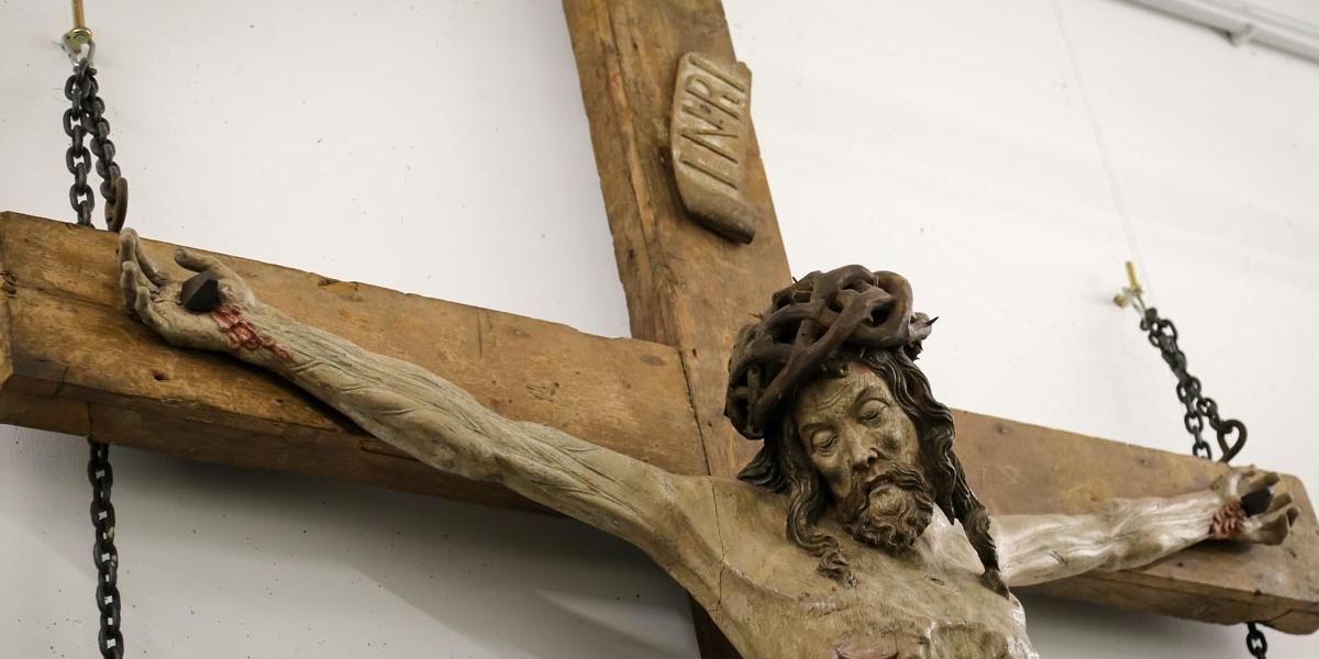 Das Kreuz wird wieder in der Kirche auf dem Siegburger Michaelsberg aufgehängt.