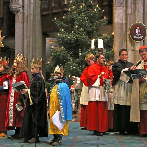Während des Aussendungsgottesdienstes segnet der Kölner Erzbischof Rainer Maria Kardinal Woelki die Werkzeuge der Sternsinger, nämlich Kreide, Stern und Weihrauch.