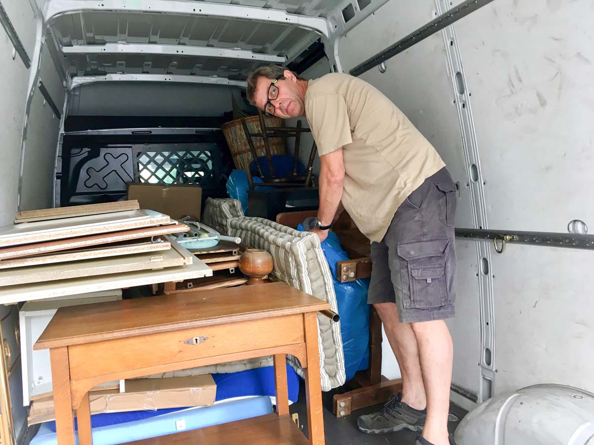 Thomas Mohr sammelt und transportiert Möbel für Geflüchtete