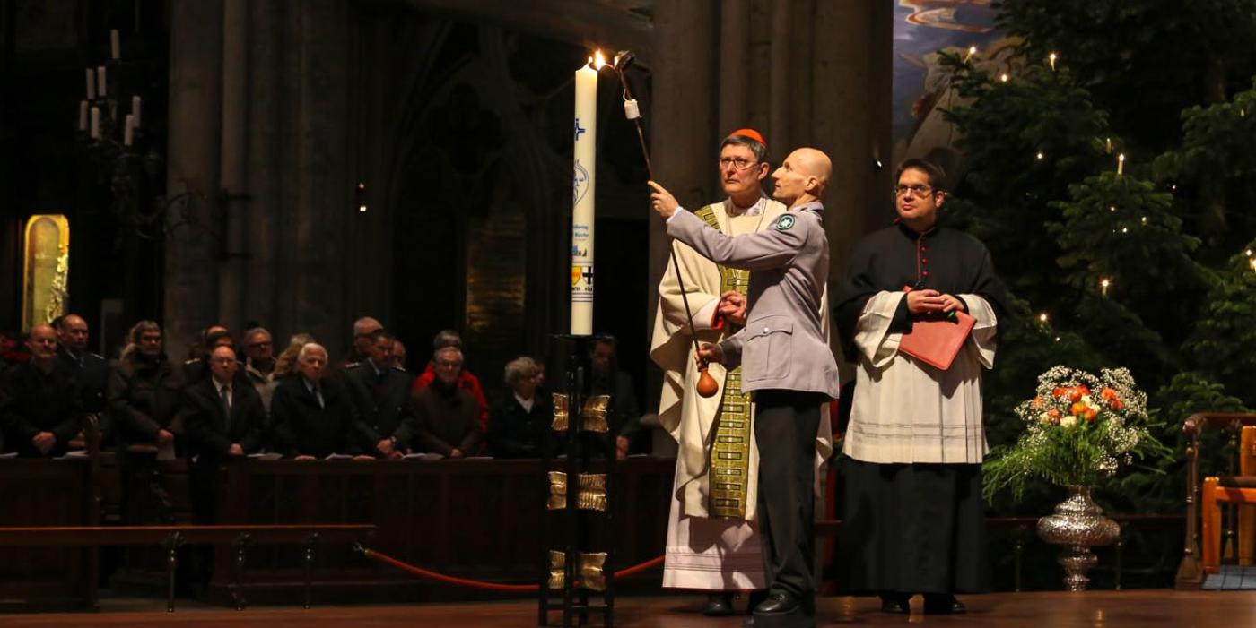 Kardinal Woelki segnete die Weltfriedenskerze, die erst wieder bei einem Feldgottesdienst auf dem Katholikentag in Münster entzündet wird.