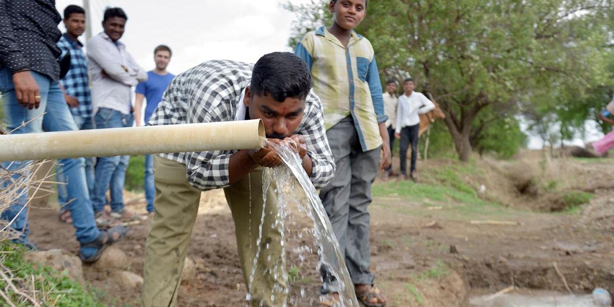 Bauer Pradeep Balisam Kajabe (im Vordergrund) profitiert von den Wasserpumpen auch für seine Baumwoll- und Mungbohnenfelder