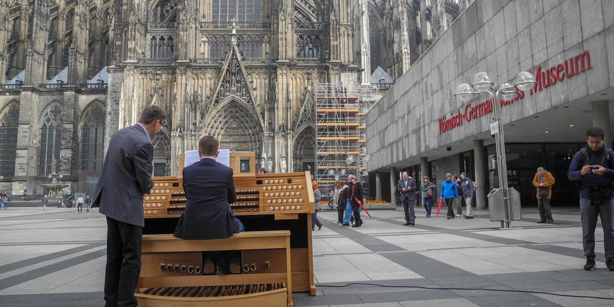 Zur Generalprobe spielte Kilian Homburg ein kurzes Orgelkonzert auf der Kölner Domplatte.