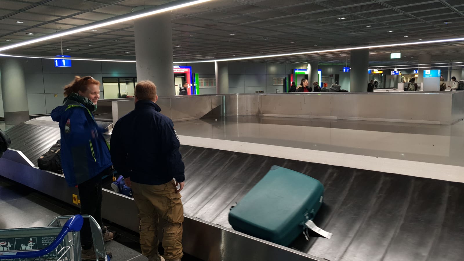 Am Frankfurter Flughafen. Die ersten Koffer liegen schon auf dem Gepäckband.