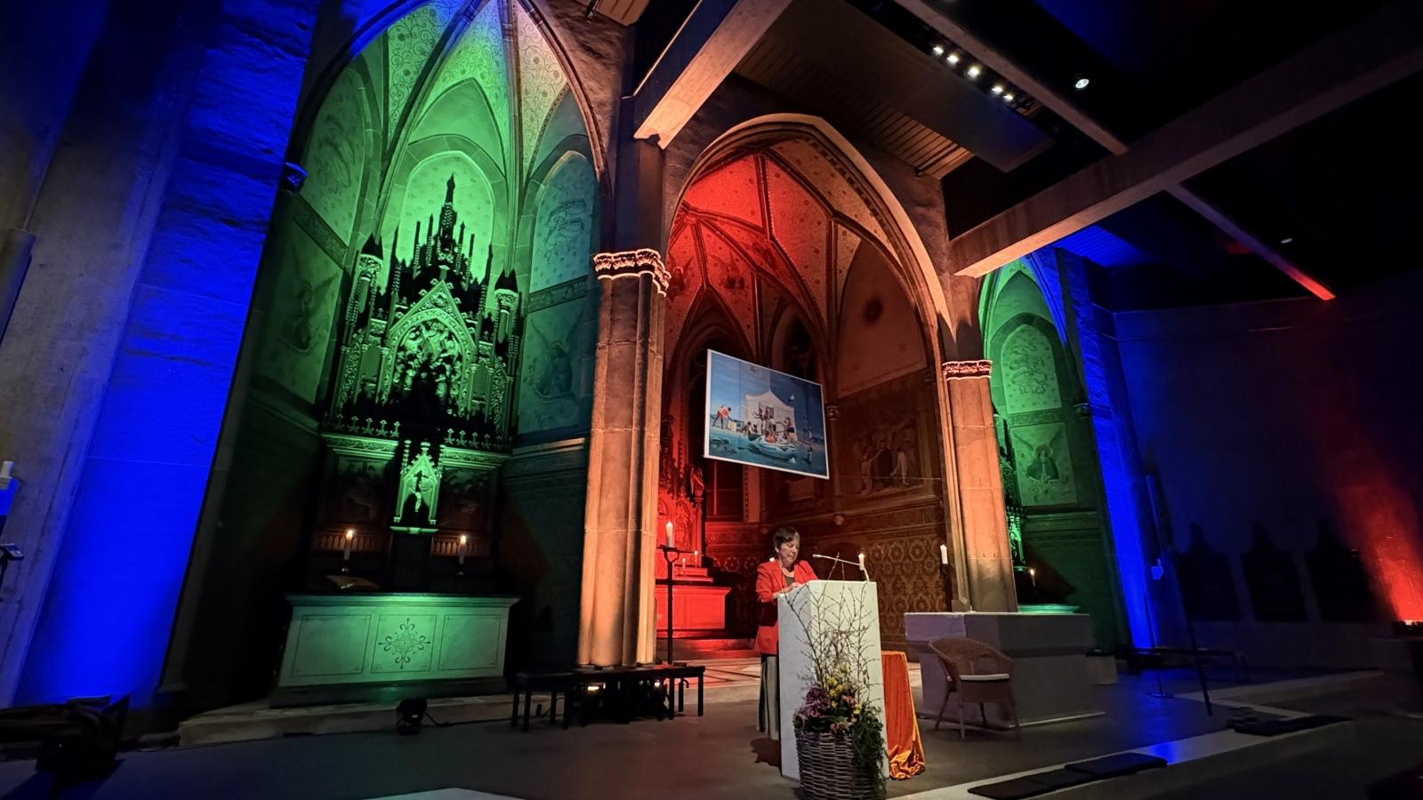 Margot Käßmann las in St. Antonius Einsiedler aus ihrem Buch „Die Farben der Hoffnung“.