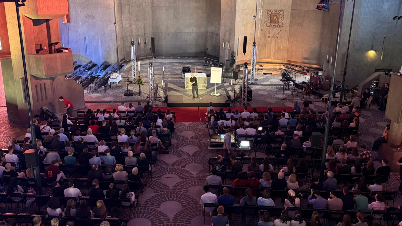 Am Pfingstsamstag (23.05.2026) feierten hunderte junge Menschen ein Pfingstfest mit Kardinal Woelki im Mariendom Neviges. Das Pfingstfest wurde von der Lorettogemeinschaft veranstaltet.