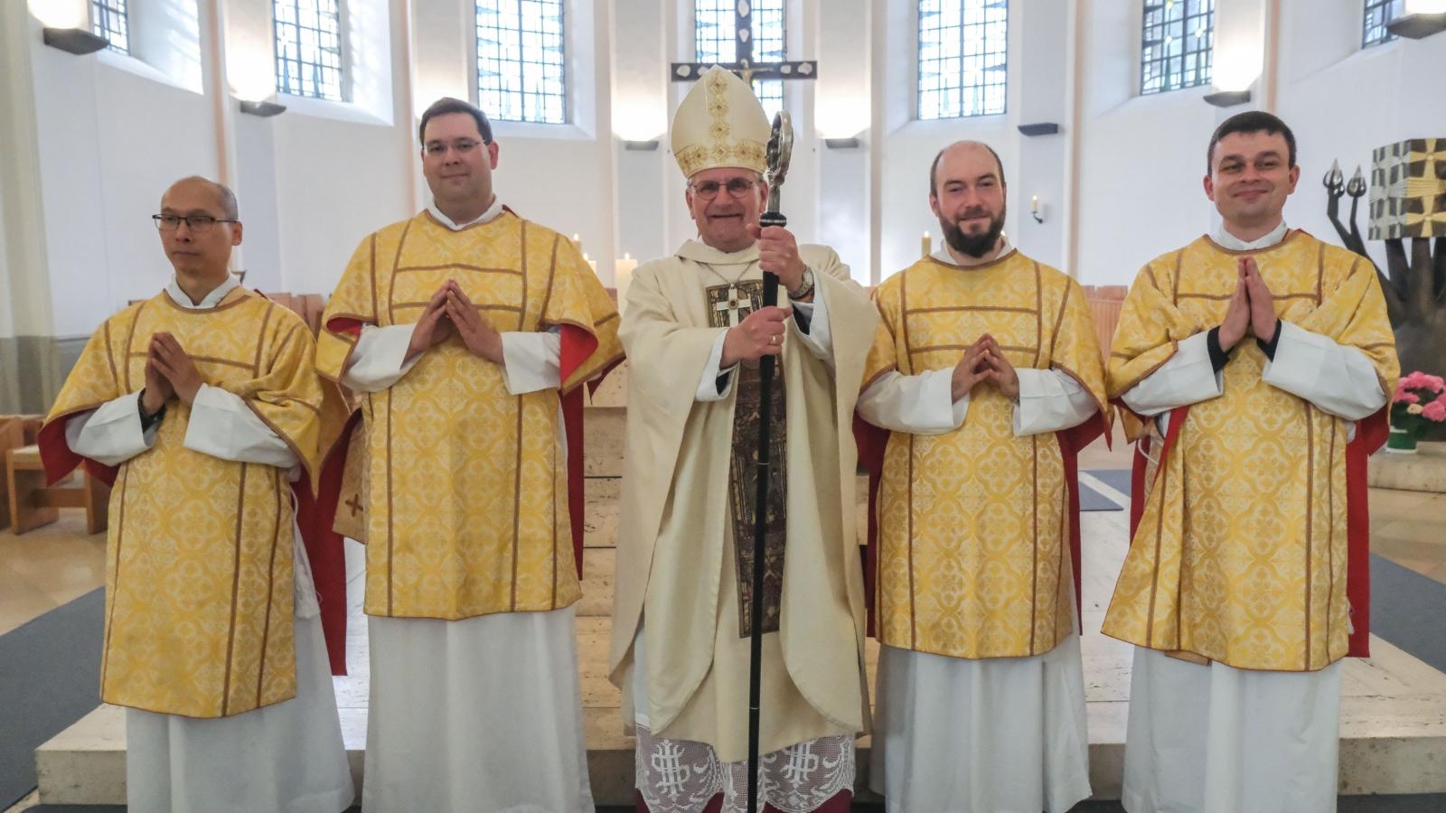 In der Steyler Missionskirche in Sankt Augustin hat Weihbischof Dr. Dominikus Schwaderlapp am Sonntag (31. Mai) vier Priesteramtskandidaten zu Diakonen geweiht.
