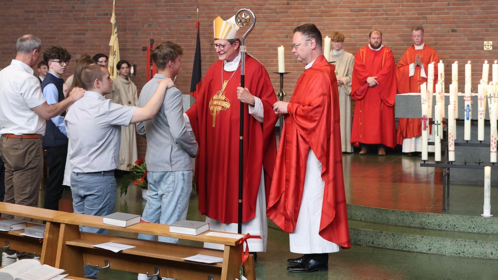 Firmung mit dem Kardinal in der Pfarrkirche Heilige Familie in Düsseldorf.