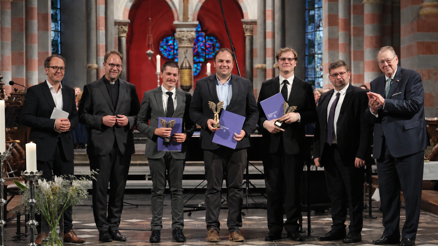 Preisverleihung beim internationalen Kompositionswettbewerb in der Kategorie A in der Abtei Brauweiler: Wettbewerbsleiter Michael Utz (von links), der stellvertretende Generalvikar Pfarrer Dr. Tobias Schwaderlapp, die Preisträger Anej Cerne (Slowenien), Jakub Siekierzynski und Grzegorz Wijas (beide Polen), Jurymitglied Prof. Dr. Pawel Lukaszewski und Peter Heesen (Vorsitzender des Freundeskreis Abtei Brauweiler).