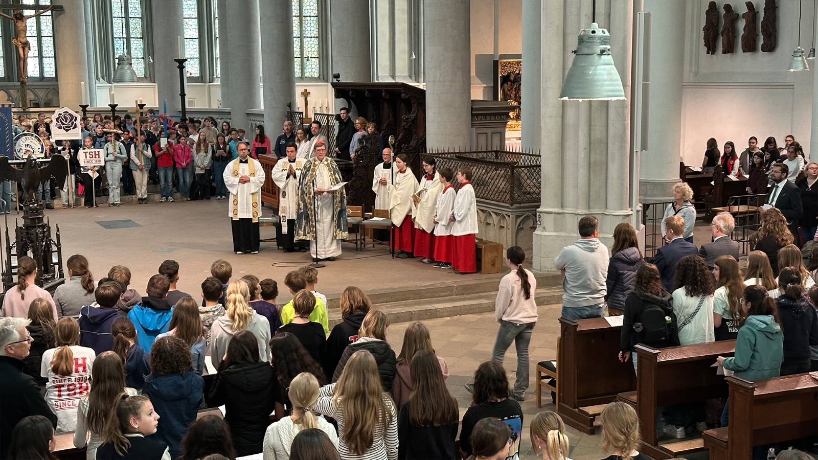 erzbischöfliche Schulen feiern mit Kardinal Woelki Messe