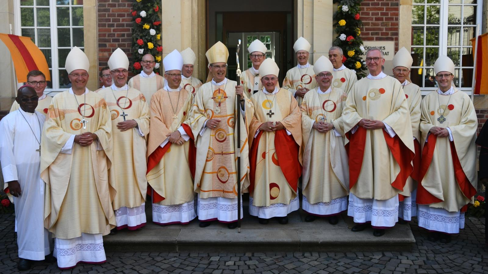Am 21. Juni 2026 wurde Bischof Heiner Wilmer im St.-Paulus-Dom in Münster in sein neues Amt eingeführt. Erzbischof Rainer Maria Kardinal Woelki führte den neuen Münsteraner Oberhirten zur Kathedra