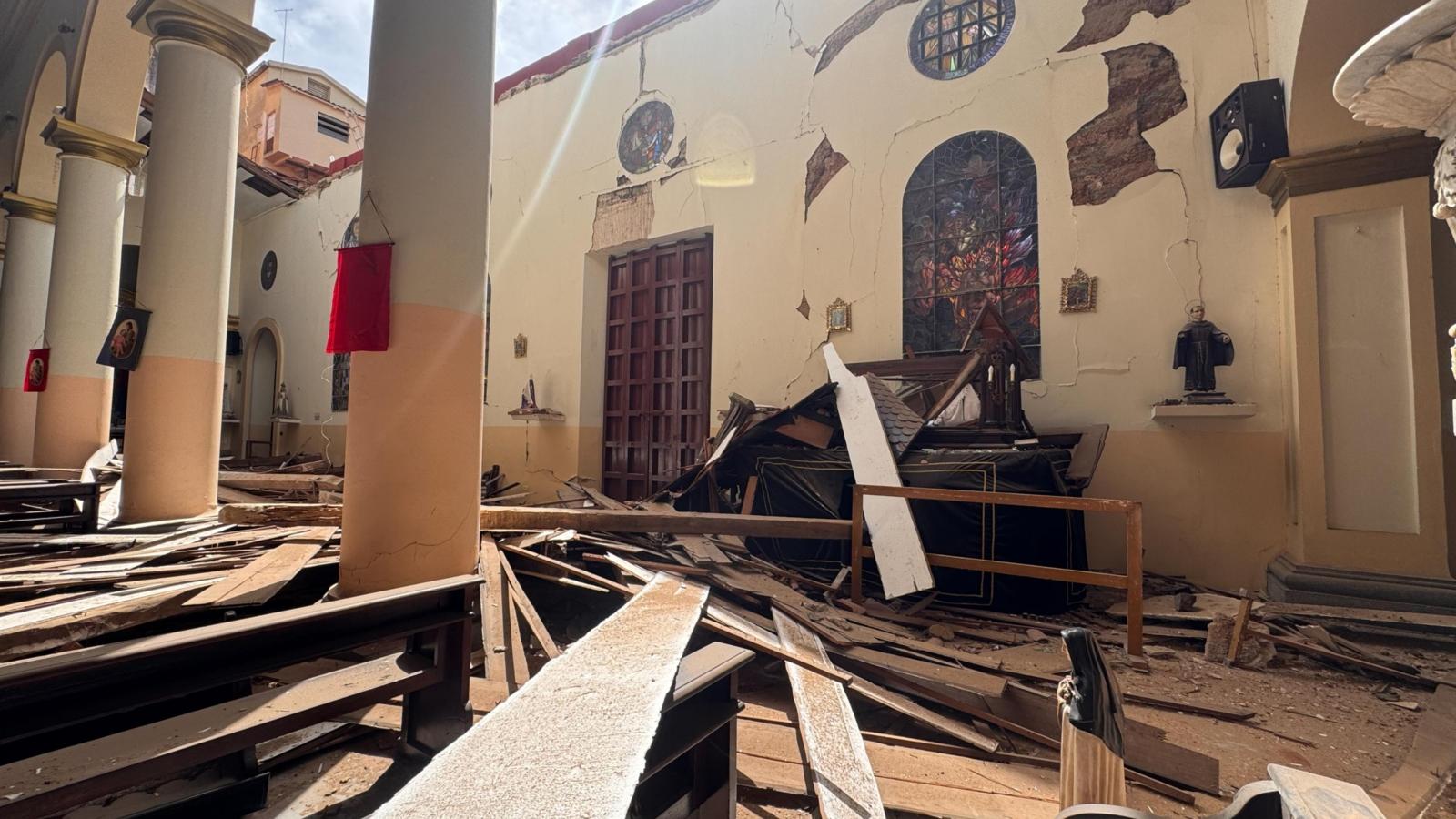 Beim Erdbeben ist das Dach einer Kirche eingestürzt.