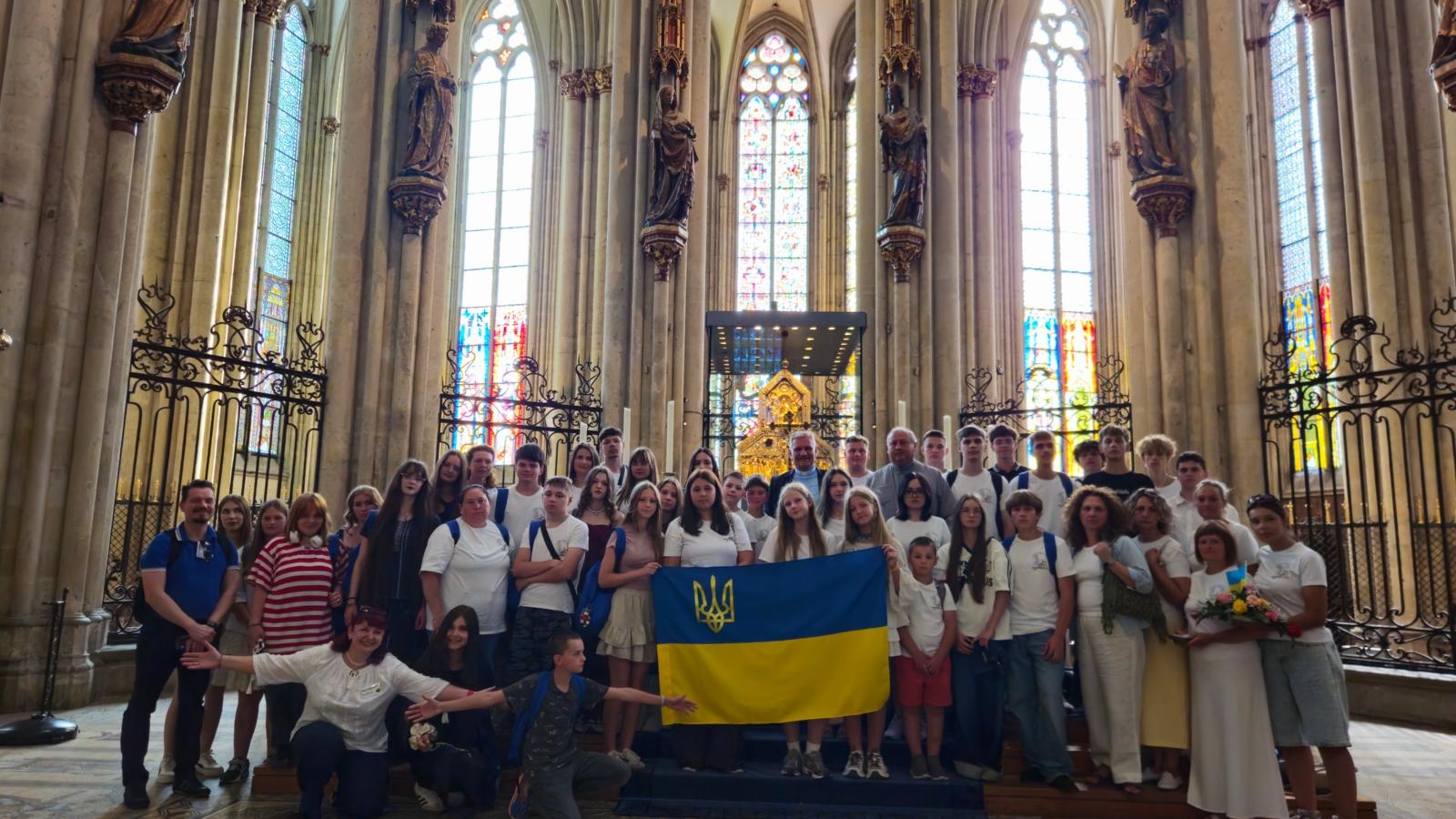 Gruppenfoto einer Reisegruppe von Kindern und Jugendlichen aus der Ukraine.