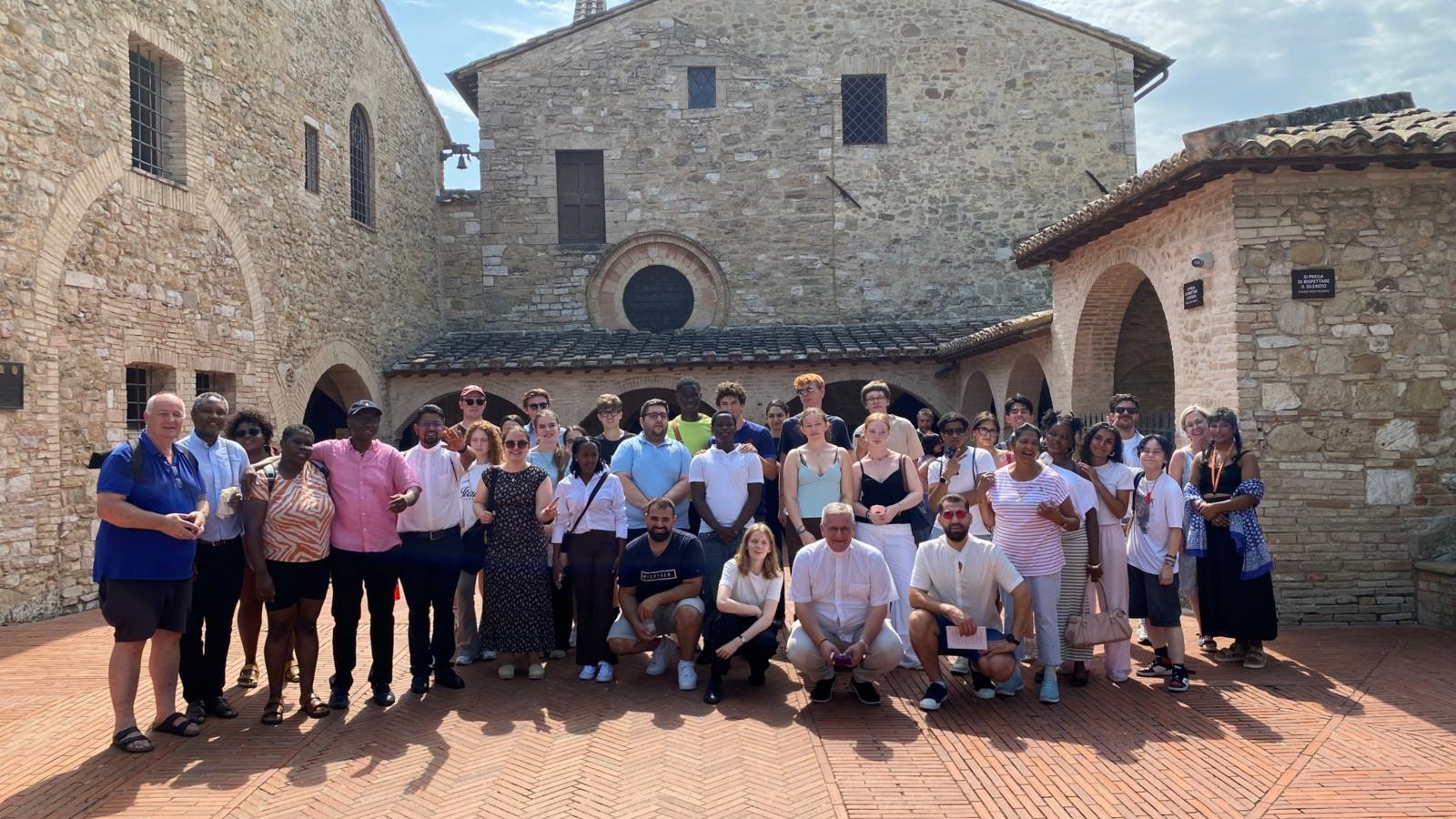 Gruppe der Wallfahrt in Assisi
