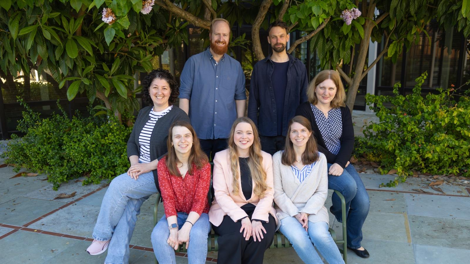 Gruppenfoto: Die neuen Seelsorgenden (v.l.): Maria Alaimo di Loro, Laura Meyer, Felix Köller, Chantal Erdmann, Michael Friedrich, Caroline Lypken und Cornelia Hardieß (nicht im Bild: Charlotte Nielen)