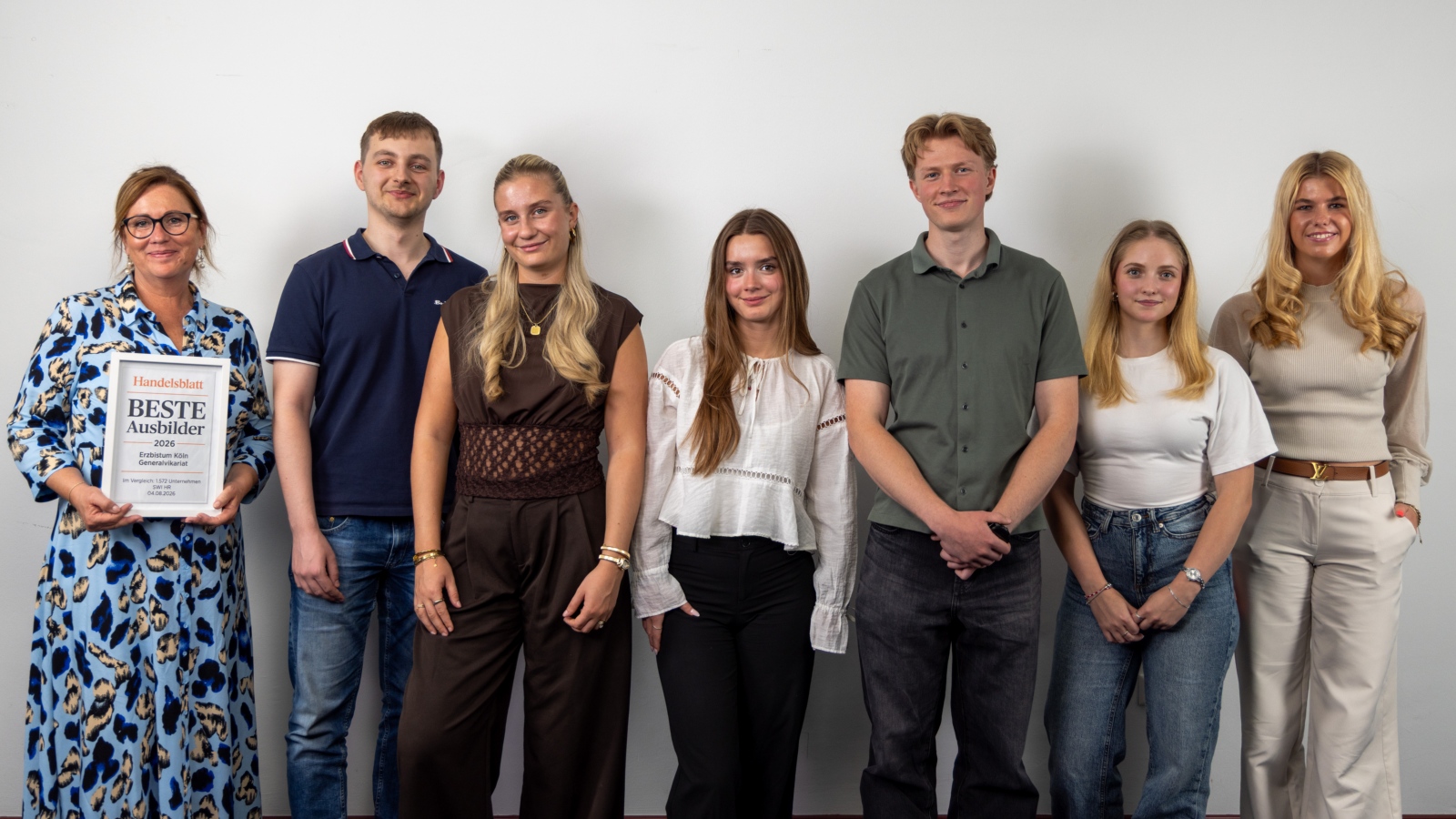 v.l.n.r.: Ausbildungsleiterin Susanne Kersten mit Tristan Tils, Melina Wilden, Amélie Oberberg, Oscar Vels, Jasmin Robens und Ida Mühr