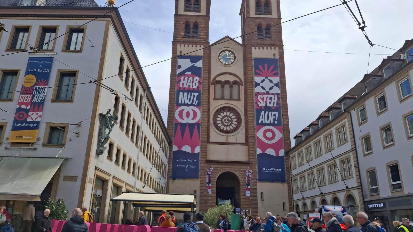 Katholikentag 2026 in Würzburg (Tag 2, 15.05.26)
Würzburger St. Kilian Dom geschmückt mit dem Motto des 104. Katholikentags 'Hab Mut, steh auf!'