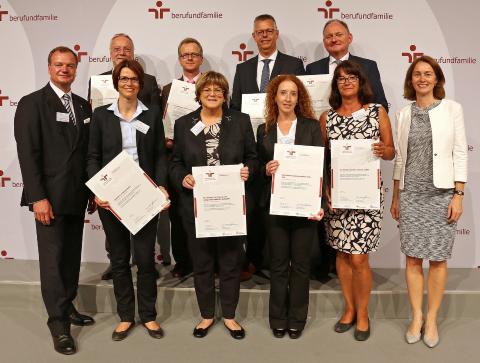 Zertifikatsverleihung 2017: Dr. Katarina Barley (Bundesministerin für Familie, Senioren, Frauen und Jugend -vorne rechts im Bild-) und John-Philip Hammersen (Geschäftsführer der Gemeinnützigen Hertie-Stiftung -vorne links im Bild) haben am 20. Juni 2017 die neue Zertifikatsurkunde an Hermann Baumeister (Leiter der Fachstelle für betriebliches Gesundheitsmanagement -links in der oberen Reihe-) überreicht. Zertifikatsverleihung 2017: Dr. Katarina Barley (Bundesministerin für Familie, Senioren, Frauen und Jugend -vorne rechts im Bild-) und John-Philip Hammersen (Geschäftsführer der Gemeinnützigen Hertie-Stiftung -vorne links im Bild) haben am 20. Juni 2017 die neue Zertifikatsurkunde an Hermann Baumeister (Leiter der Fachstelle für betriebliches Gesundheitsmanagement -links in der oberen Reihe-) überreicht.