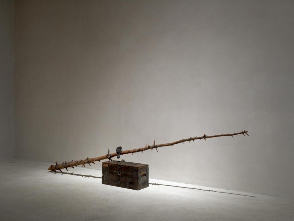 Joseph Beuys, Ohne Titel, 1971, Munitionskiste mit Kreuz und Sonne (1947/48), Fichtenstamm und Berglampe (1953) © VG Bild-Kunst,  Bonn 2015 © Kolumba, Köln / Foto: Lothar Schnepf