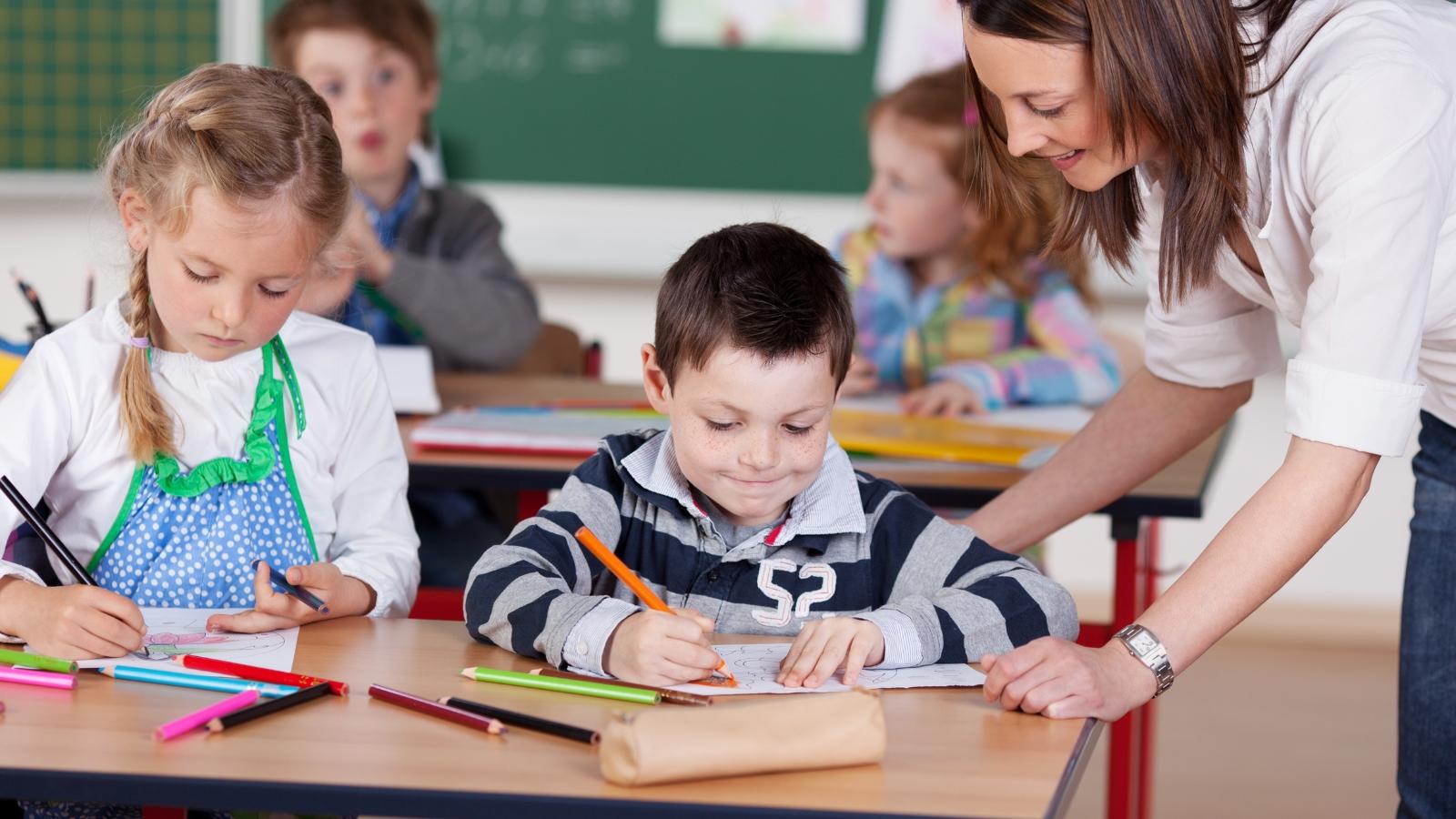 lehrerin in der grundschule