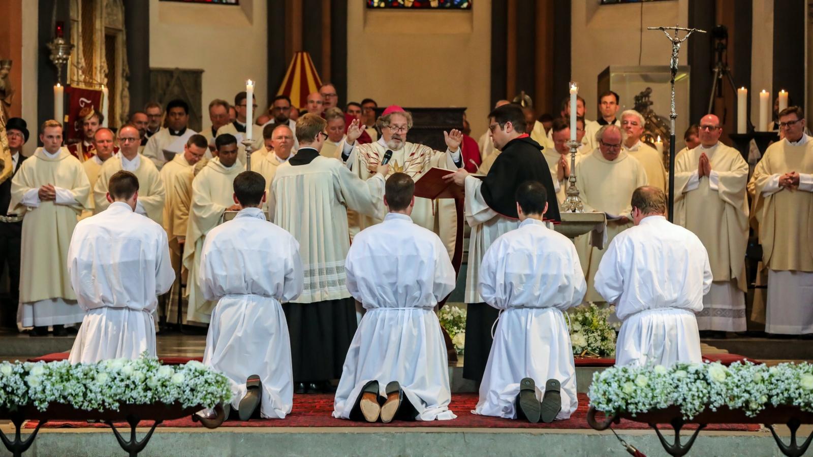 16.06.2019 Diakonenweihe durch Weihbischof Rolf Steinhäuser in der Basilika St Suitbertus (Düsseldorf-Kaiserswerth) - Weihbischof Rolf Steinhäuser beim Gebet nach der Allerheiligenlitanei vor den Weihekandidaten