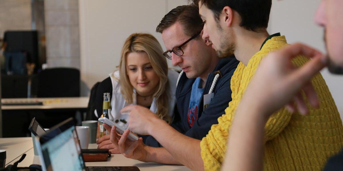 Teilnehmer des Hackathons bei der Arbeit (v.l. Inga Back, Florian Wallot und Philip Buchen)