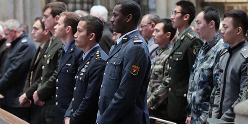 1200 Soldatinnen und Soldaten beten im Kölner Dom