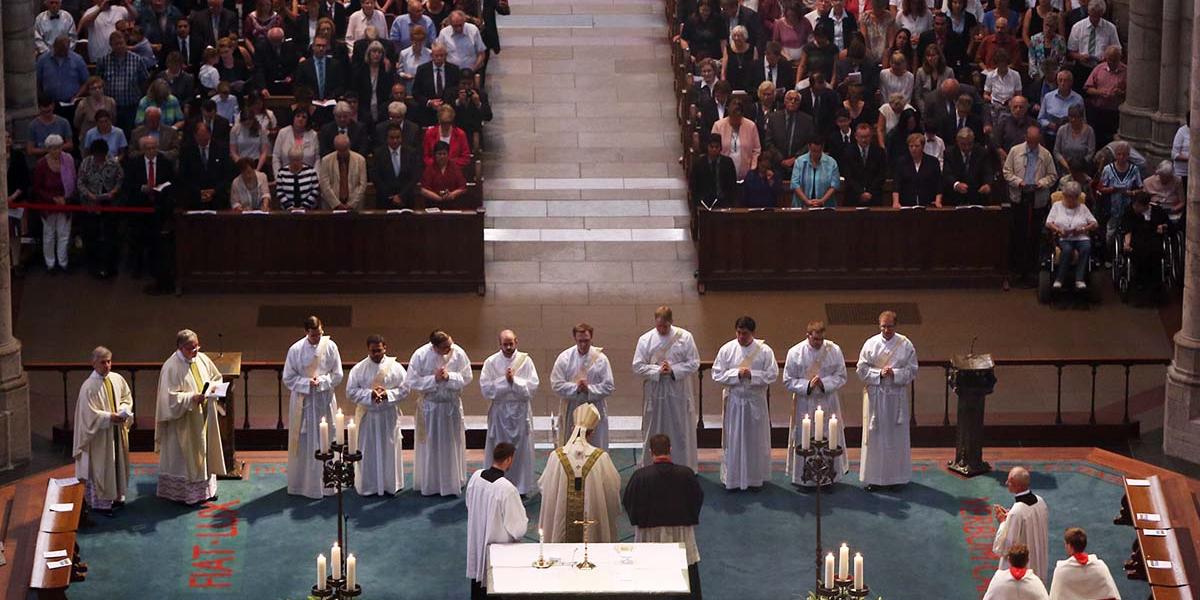 Kardinal Woelki hat am 23. Juni 2017 neun Männer im Kölner Dom zu Priestern geweiht.