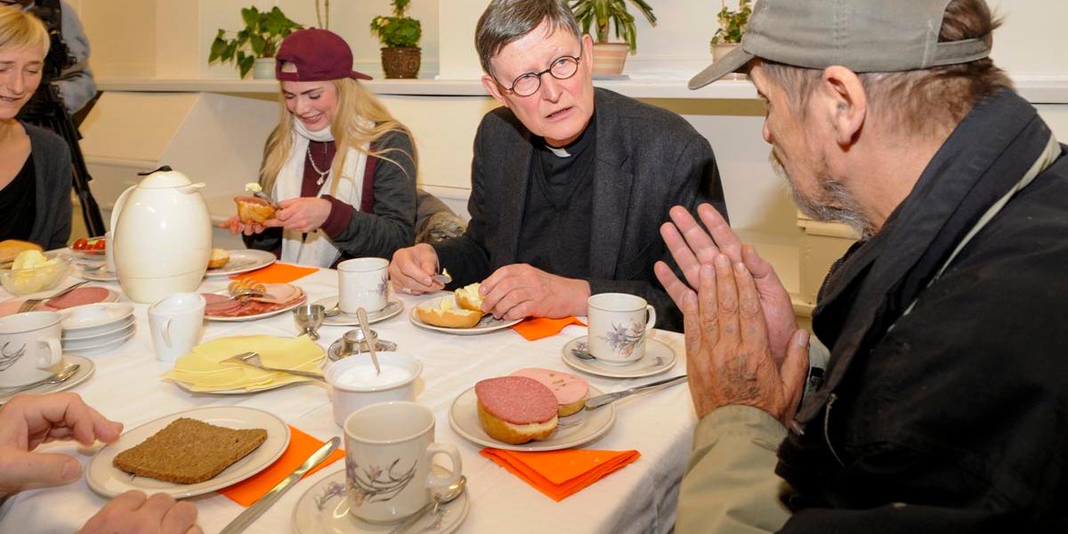 Kardinal Woelki frühstückt mit wohnungslosen Menschen im Tagestreff Leverkusen