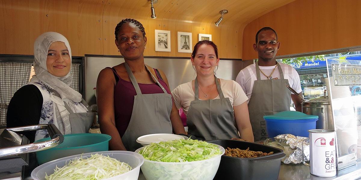 Iman Mura, Mabel Holm, Alexandra Darn und Gabru Tesfadem (v.l.) gaben beim „Strand International“ des Caritasverbands für den Kreis Mettmann rund 200 Wraps aus