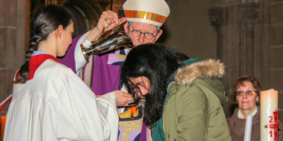Mania wurde während der Festmesse von Erzbischof Rainer Maria Kardinal Woelki getauft. Die Schülerin aus dem Iran besucht seit 2015 die Liebfrauenschule in Bonn.