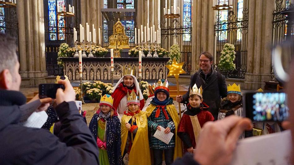 Nach der Aussendungsfeier durften die kleinen Könige noch an ihren großen Vorbildern, den Heiligen Drei Königen in ihrem Schrein vorbeipilgern, wobei hier und da auch ein schnelles Erinnerungsfoto gemacht wurde.