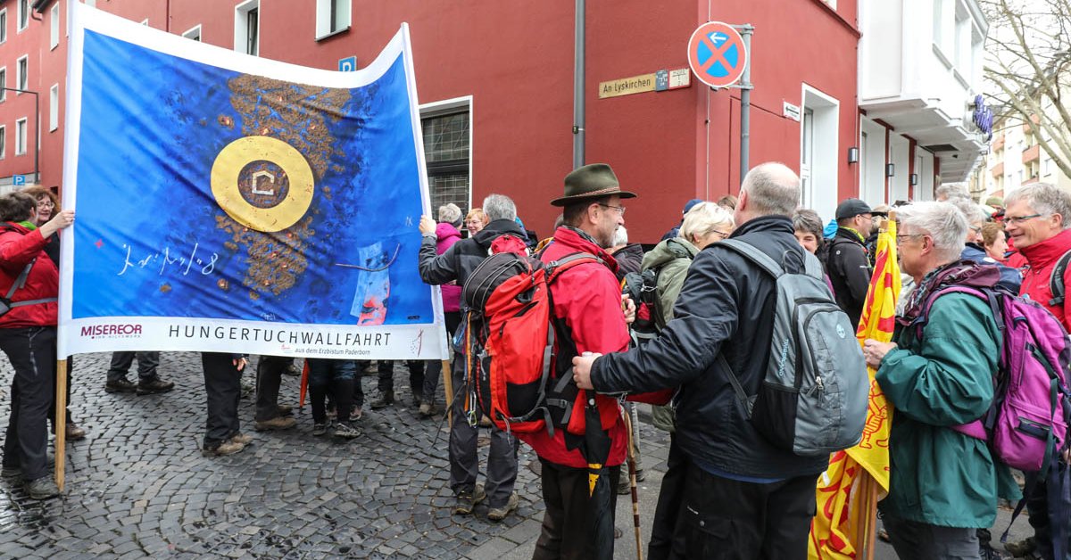 Wallfahrer erreichen Köln mit dem MisereorHungertuch