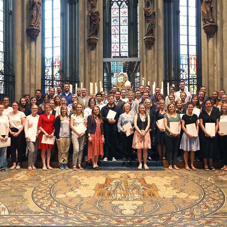 66 Frauen und Männer empfingen im Rahmen eines feierlichen Gottesdienstes im Kölner Dom ihre Bauftragung zum Dienst als Religionslehrerinnen und -lehrer aus der Hand von Weihbischof Ansgar Puff.