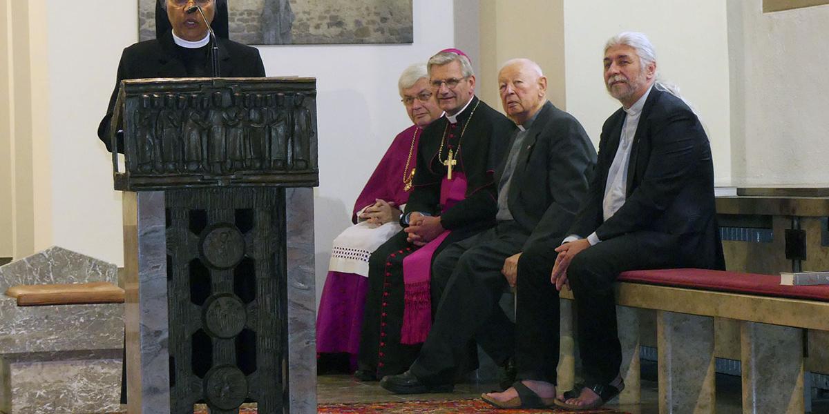 Dem Vortrag der Generaloberin Schwester Prema lauschten beim Festakt (von links) Prälat Günter Assenmacher, Weihbischof Schwaderlapp, der Hausgeistliche Pfarrer Georg Kalckert und Pfarrer Peter Wycislok aus Zülpich.