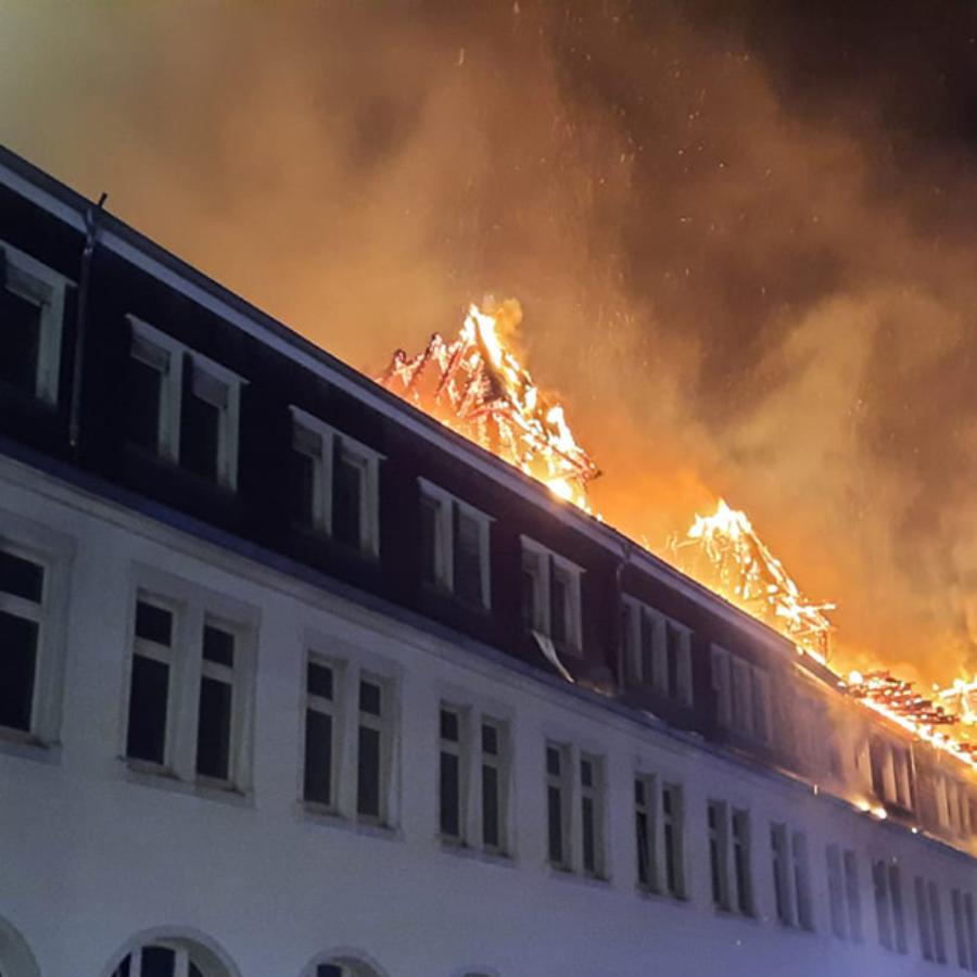 Großbrand im leerstehenden Altbau der Erzbischöflichen Gesamtschule St. Josef am 15. Dezember 2020.