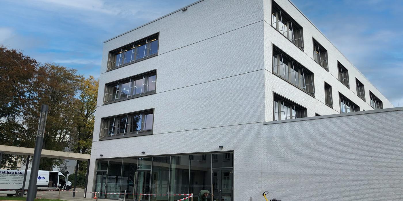 Die feierliche Einweihung der Gesamtschule St. Josef in Bad Honnef muss wegen der Ausbreitung der Corona-Pandemie in das Jahr 2021 verschoben werden.