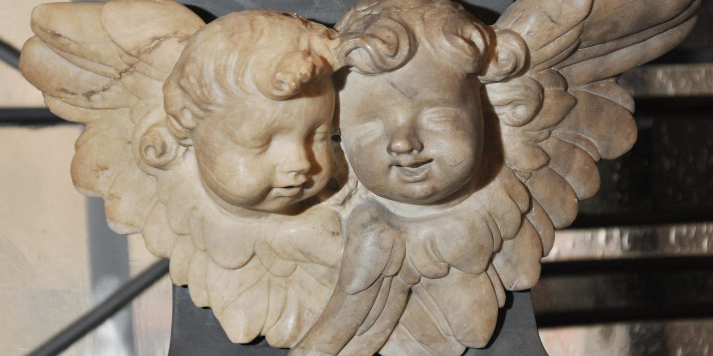 Zwei barocke Engel aus Alabaster im Bonner Münster. Der linke Engel wurde bereits mit modernster Lasertechnik gereinigt.