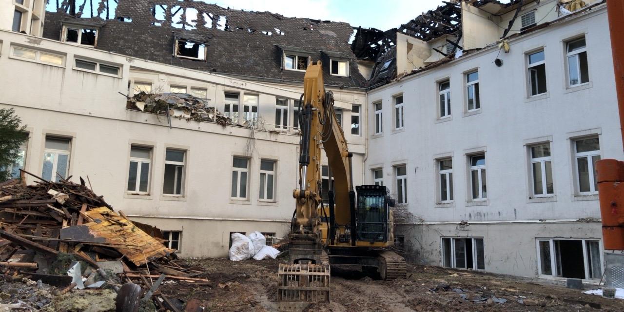 Aktuelles Bild der Aufräumarbeiten nach dem Brand an der Gesamtschule St. Josef in Bad Honnef
