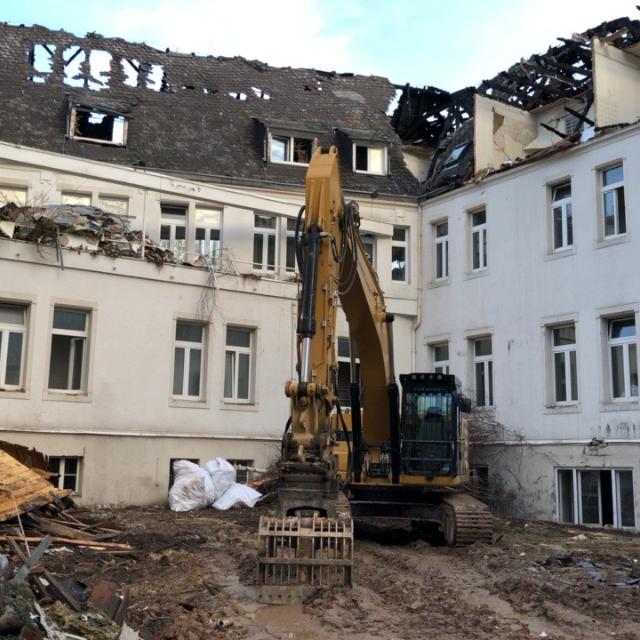 Aktuelles Bild der Aufräumarbeiten nach dem Brand an der Gesamtschule St. Josef in Bad Honnef