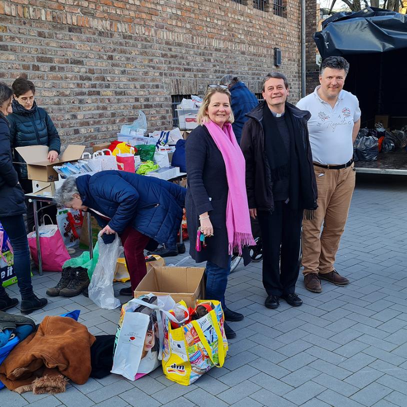 Alice von Spee, Pater Gianluca Carlin und Helfer sammeln Spenden für die Ukraine.